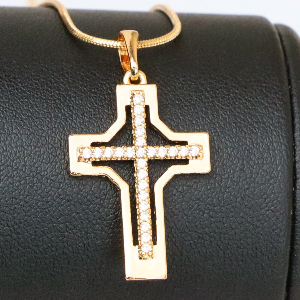 "Rose Gold Cross Pendant with CZ Inlay – Classic Polished Design, XPPT1825